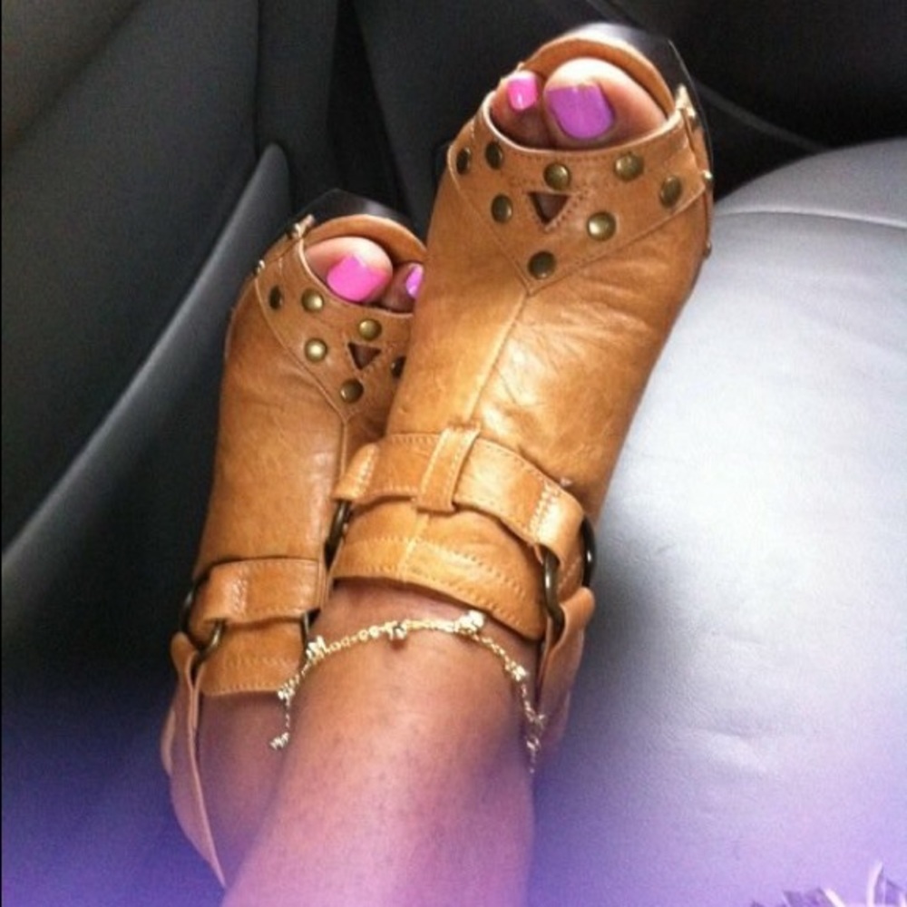 CHARLOTTE RUSSE WOODEN CLOG HEELS